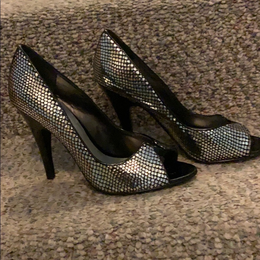 Peep toe pump (shoes)